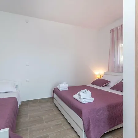 Niksi * Трогір